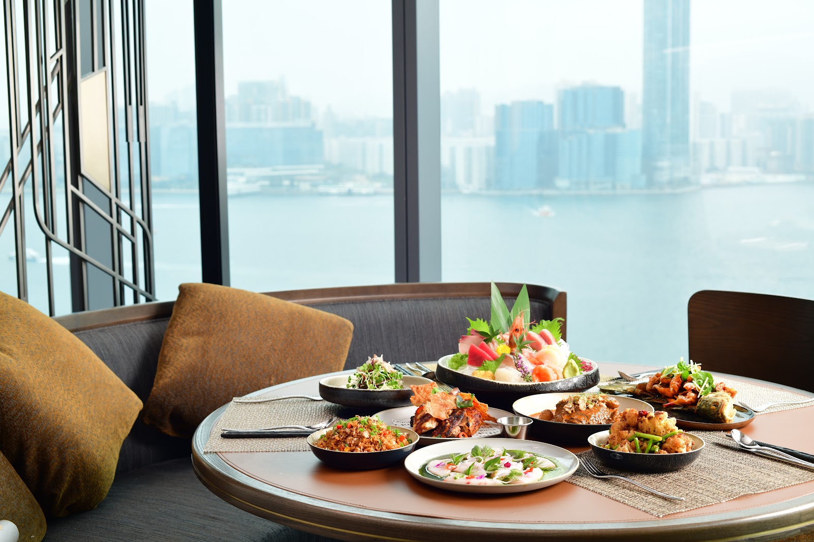 Cruise Restaurant & Bar, rooftop in Hong Kong — photo 2
