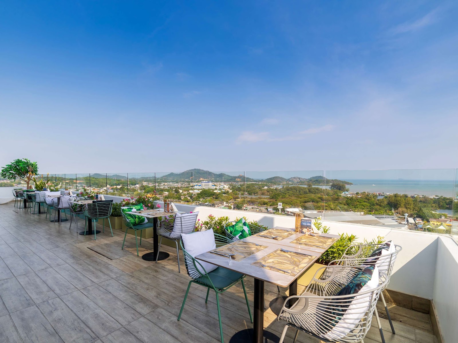 Estrela Rooftop Bar & Restaurant, rooftop in Phuket — photo 6