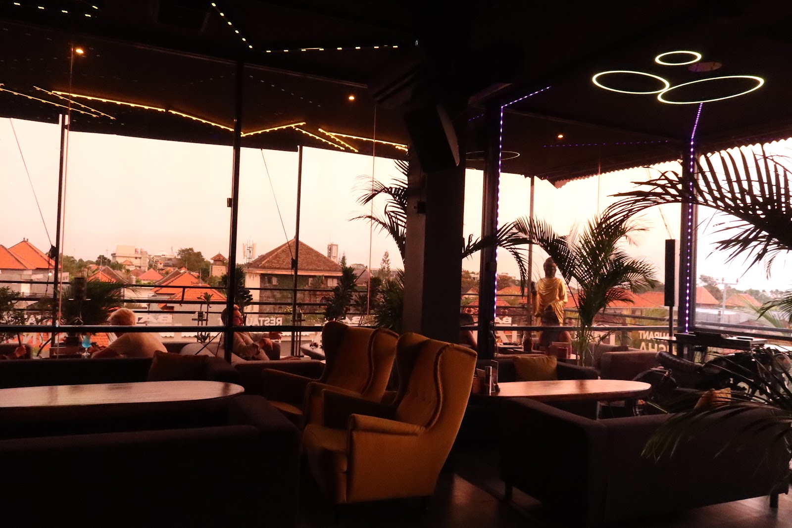 IZZI ROOFTOP LOUNGE & RESTAURANT & BAR & SHISHA, rooftop bar in Bali