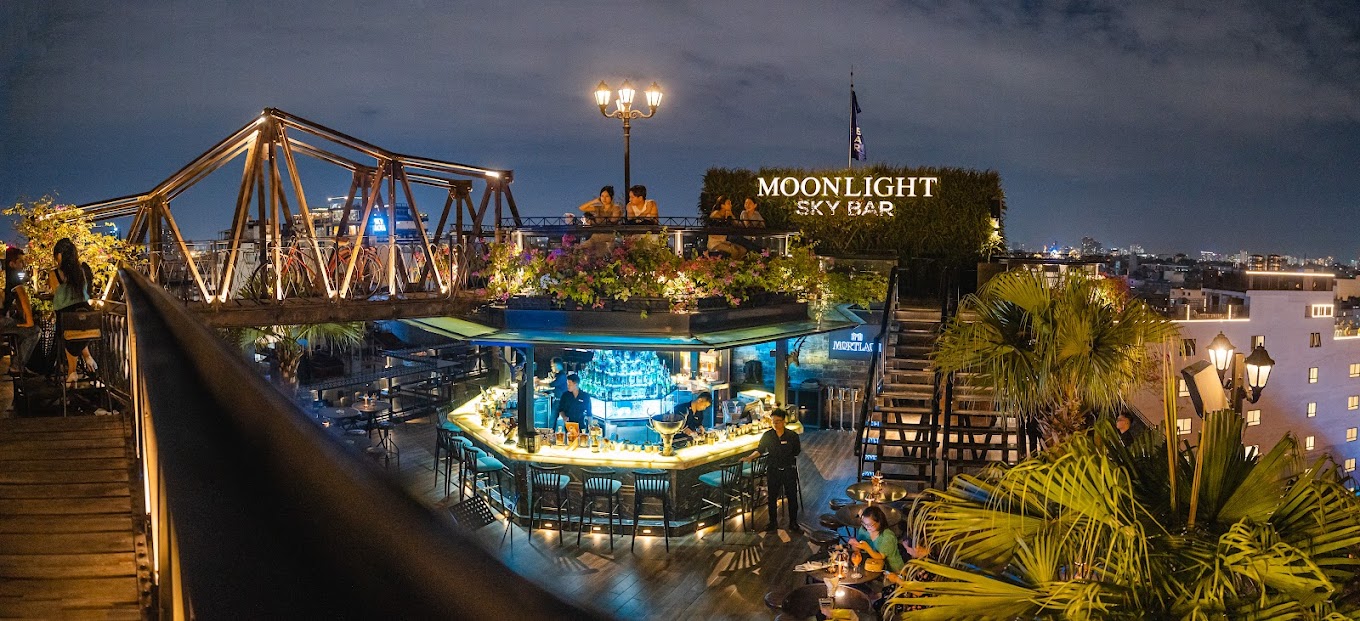 Moonlight Sky Bar, rooftop in Hanoi — photo 3