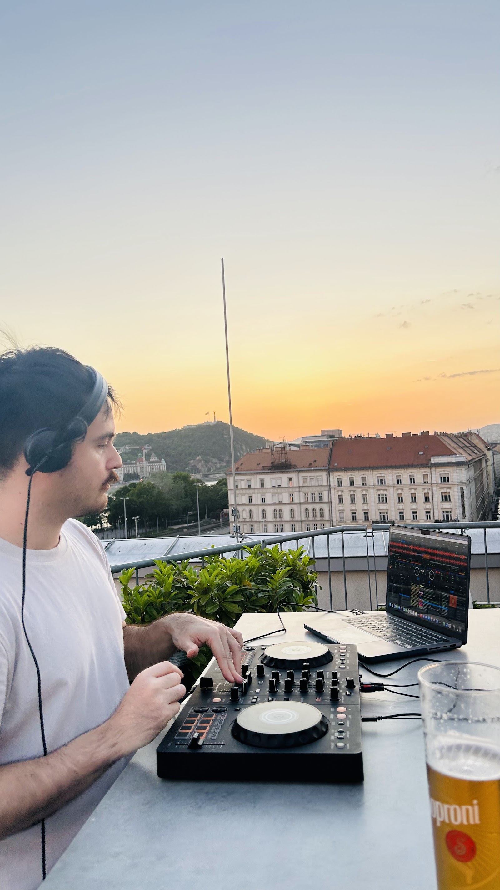 Nine Up Rooftop Bar, rooftop in Budapest — photo 2