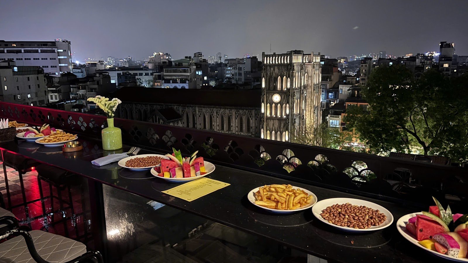Ozone Sky Lounge & Restaurant Hanoi, rooftop in Hanoi — photo 2