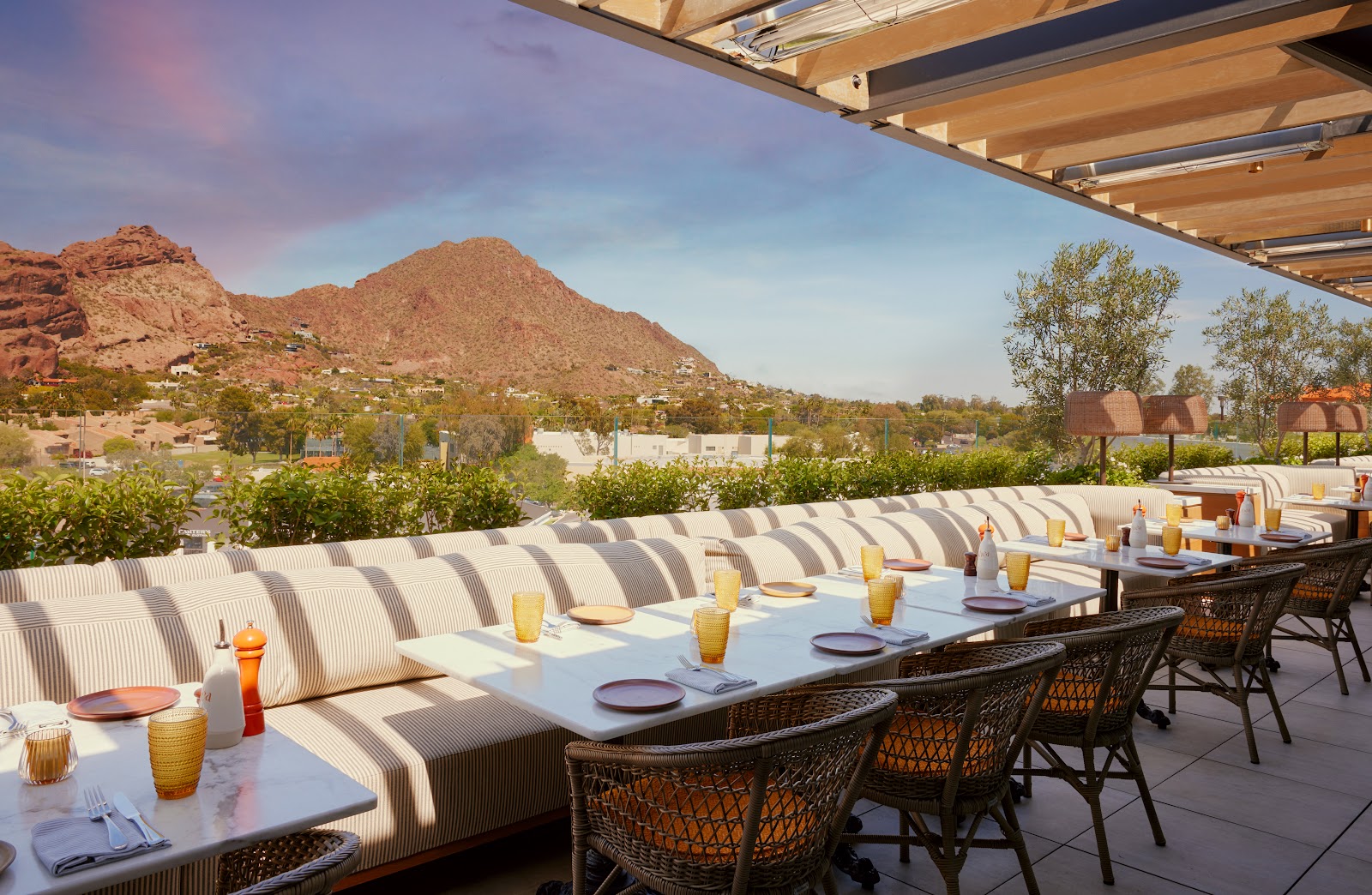 théa rooftop bar