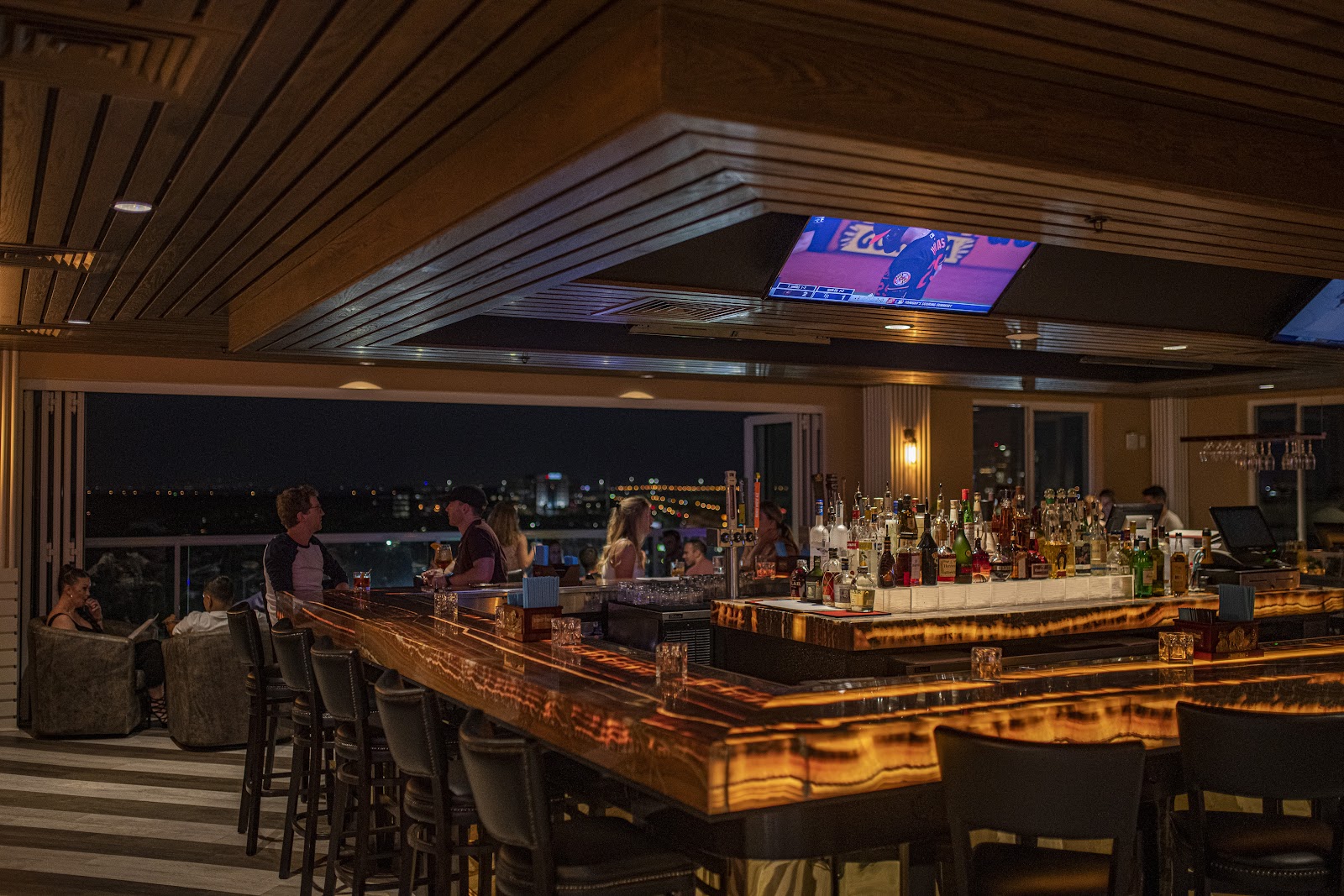 Vantage Rooftop Bar | The Karol Hotel rooftop bar