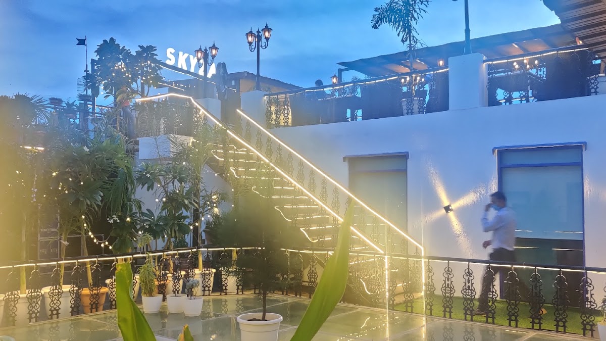 SKYZA Rooftop Lounge — photo 3