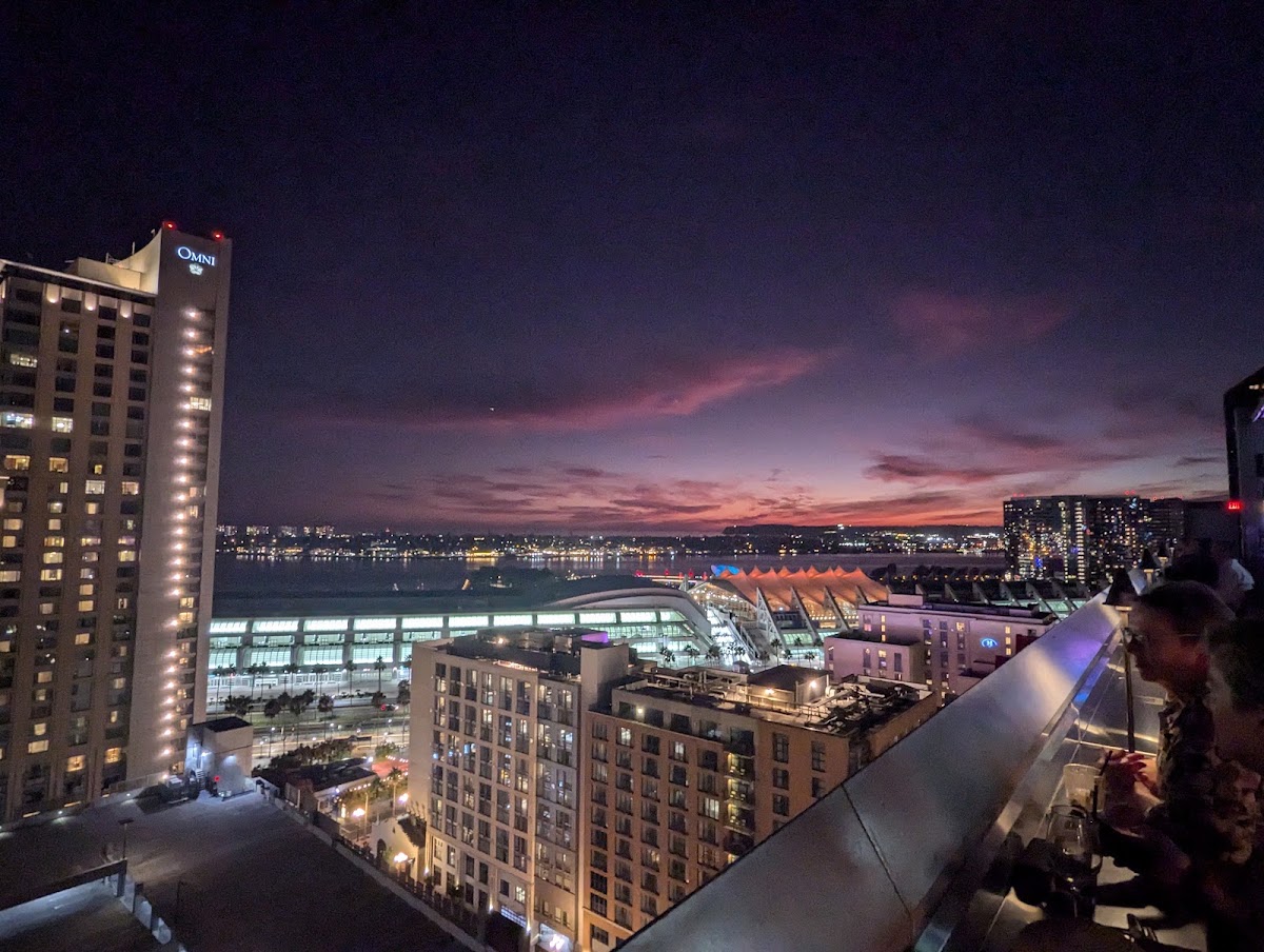 Altitude Sky Lounge — photo 3