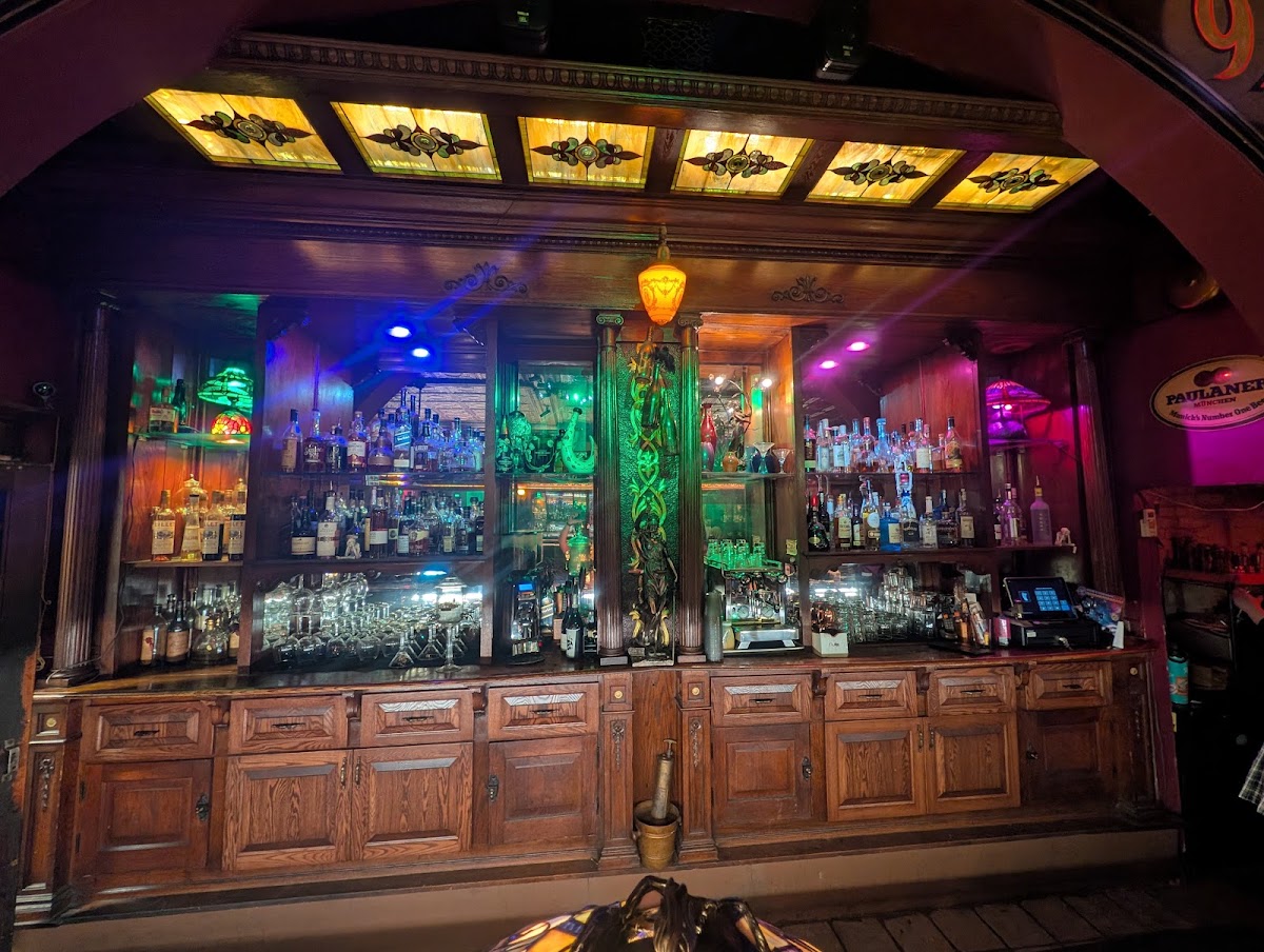 Shaker’s Cigar Bar — photo 3