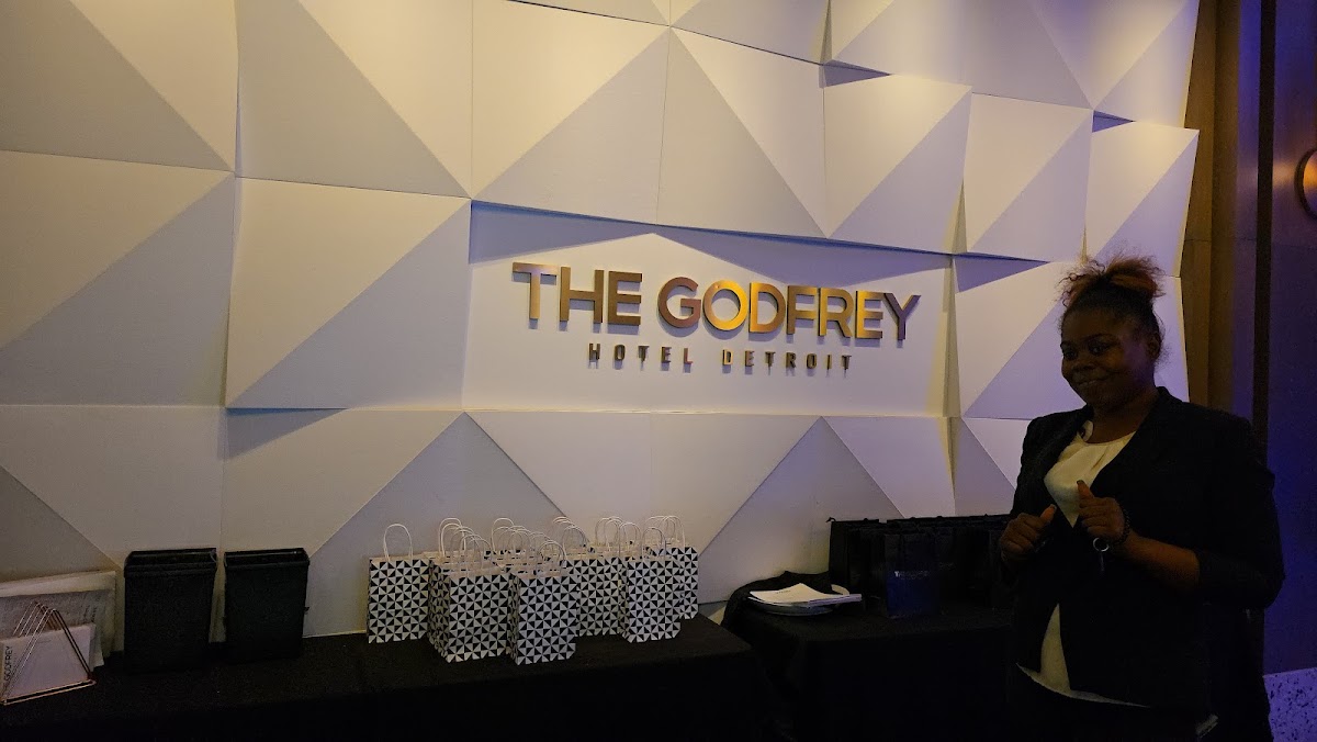 IO Godfrey Rooftop Lounge — photo 4