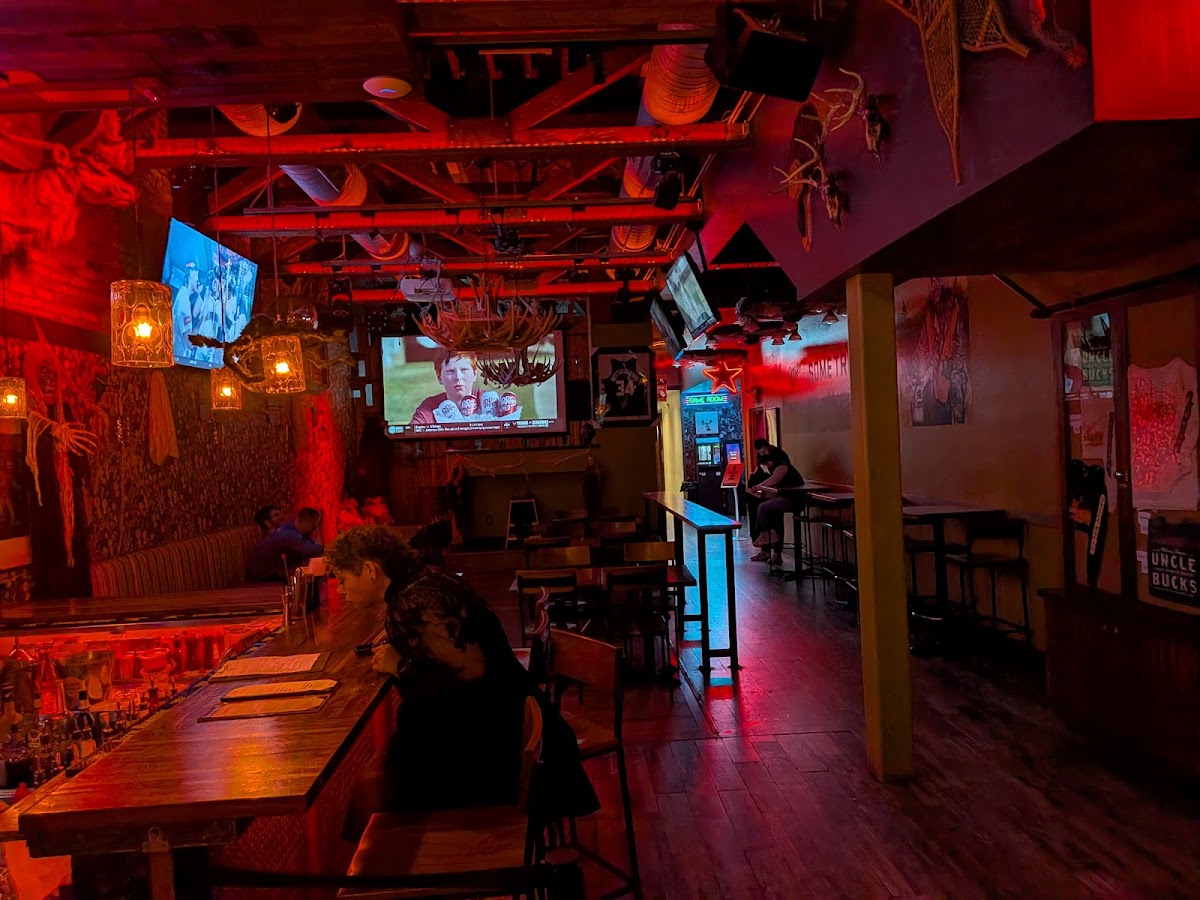Uncle Buck’s | Dinner, Drinks, Rooftop Bar — photo 4