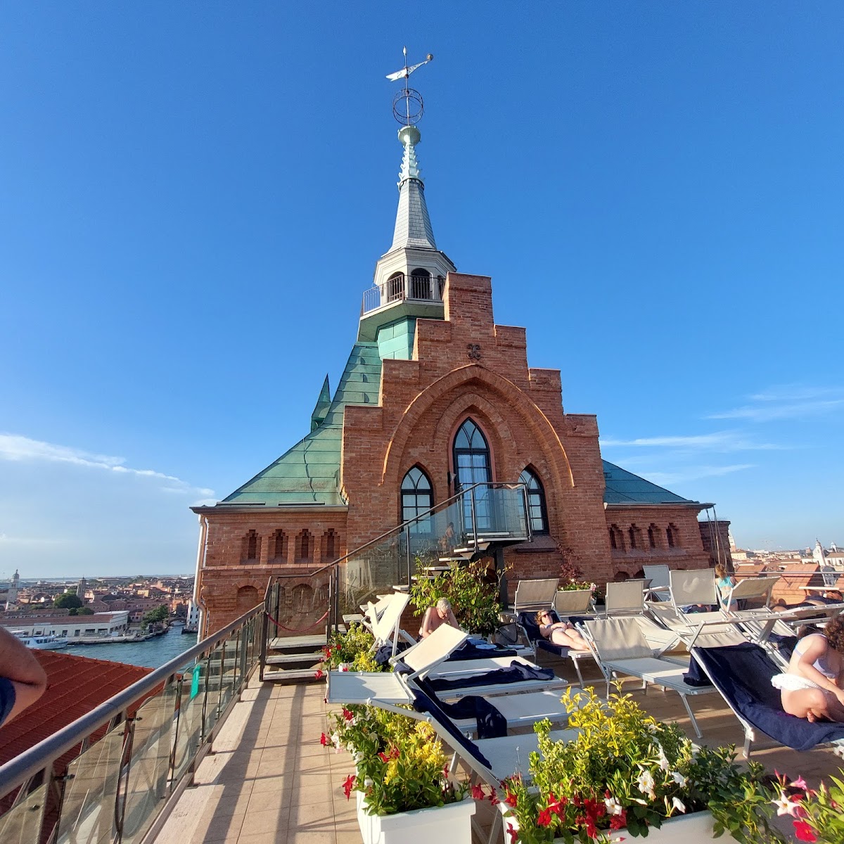 Skyline Rooftop Bar — photo 4