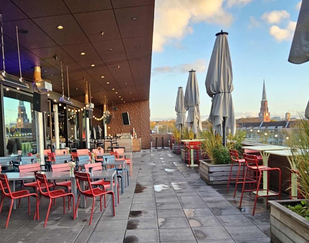 Frau im Mond - Dachterrasse — photo 4