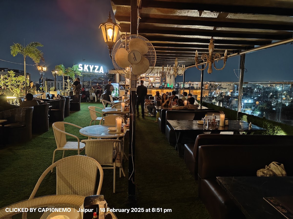 SKYZA Rooftop Lounge — photo 4