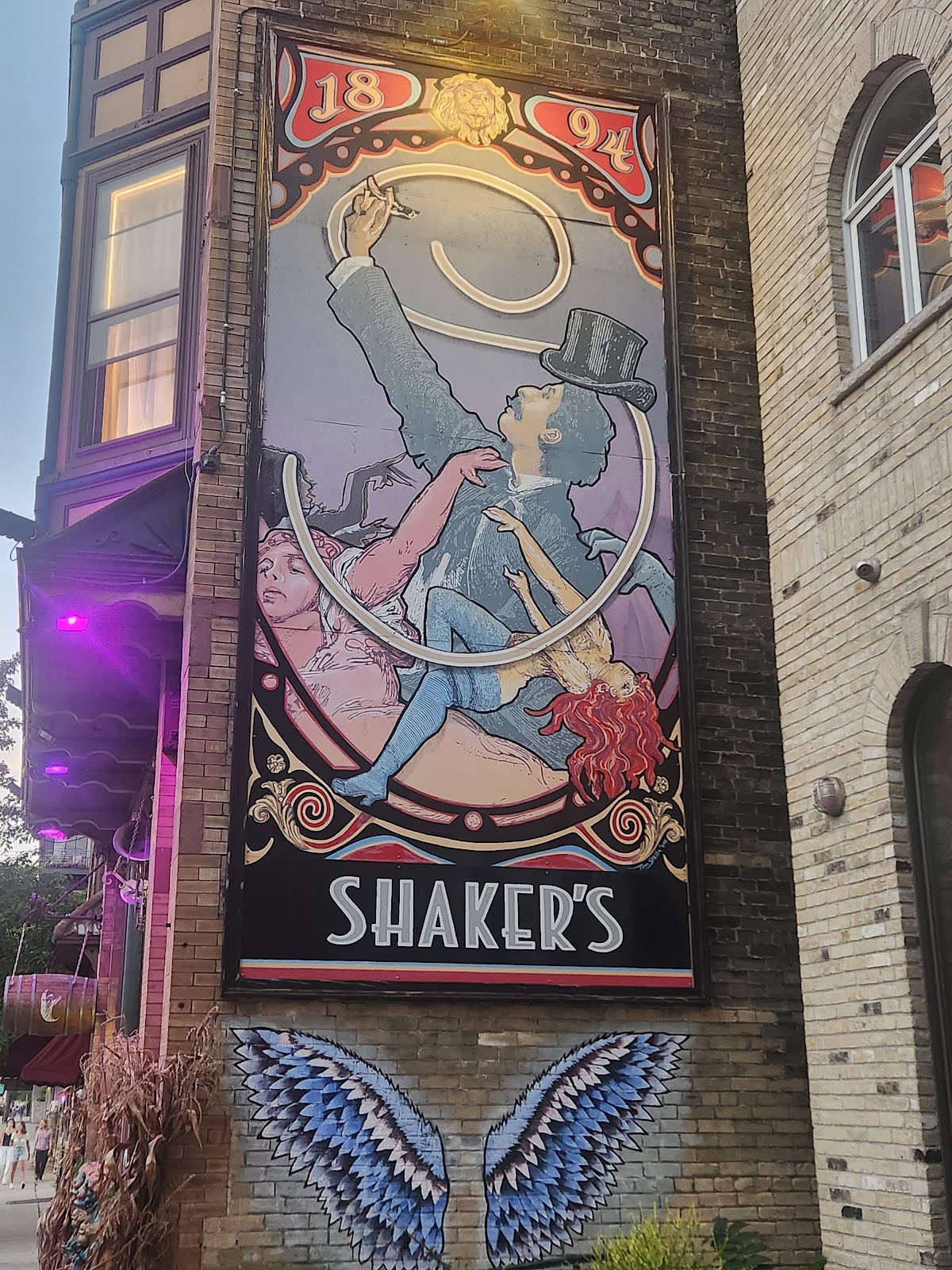 Shaker’s Cigar Bar — photo 4