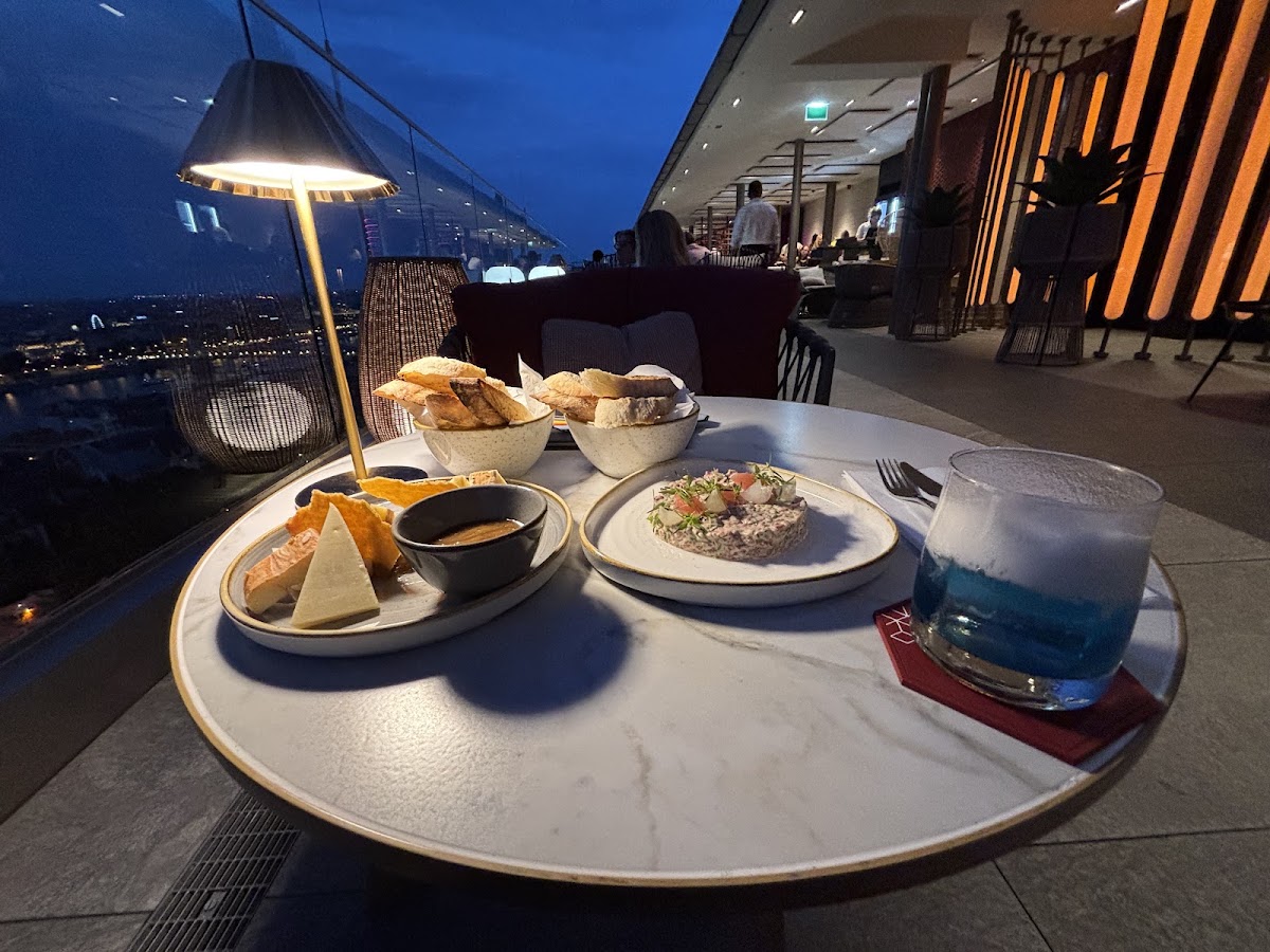 White Raven Skybar & Lounge — photo 4