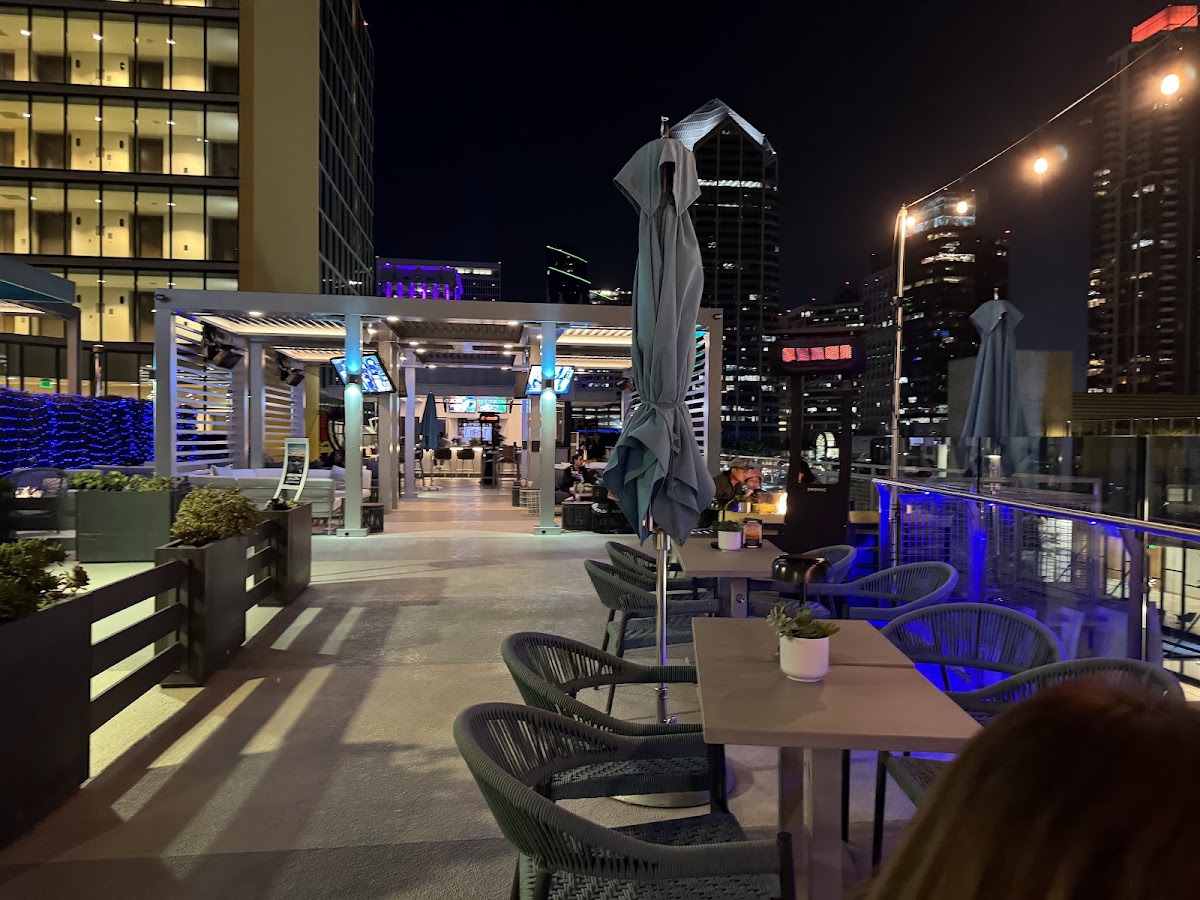 Harbor & Sky Rooftop Bar and Lounge — photo 5
