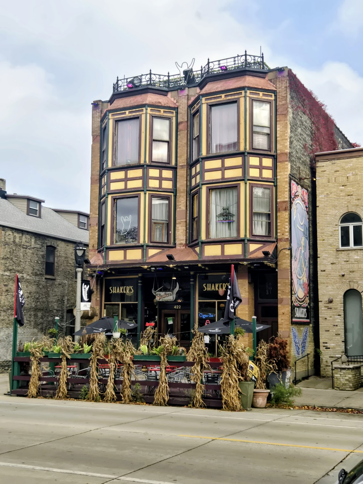 Shaker’s Cigar Bar — photo 6