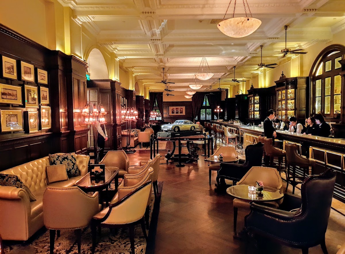 The Long Bar at the Waldorf Astoria rooftop view